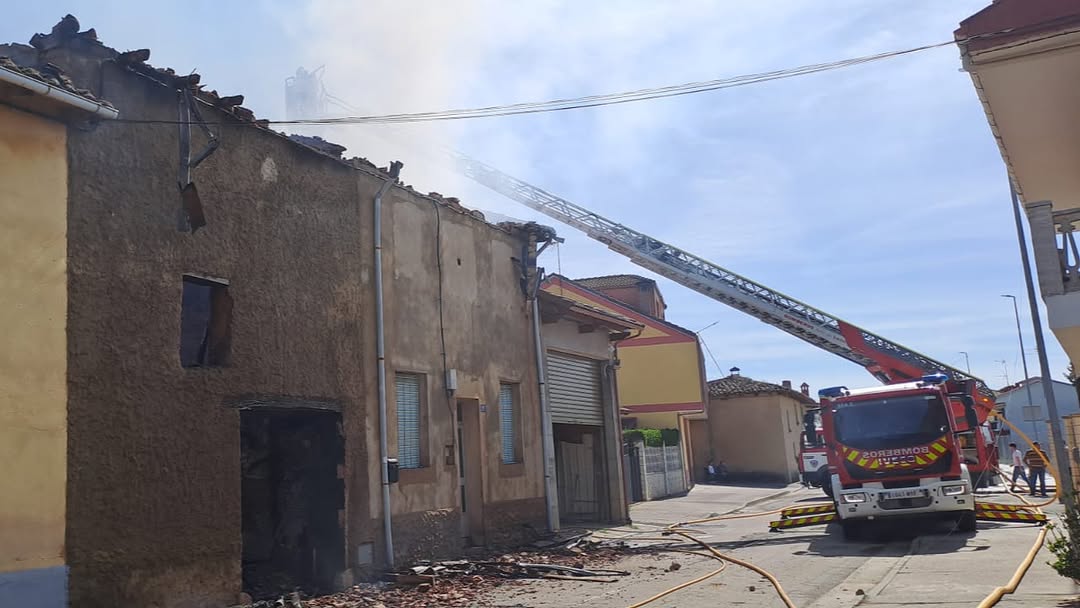 Intervención de los Bomberos de León en el incendio de Roderos | Bomberos de León