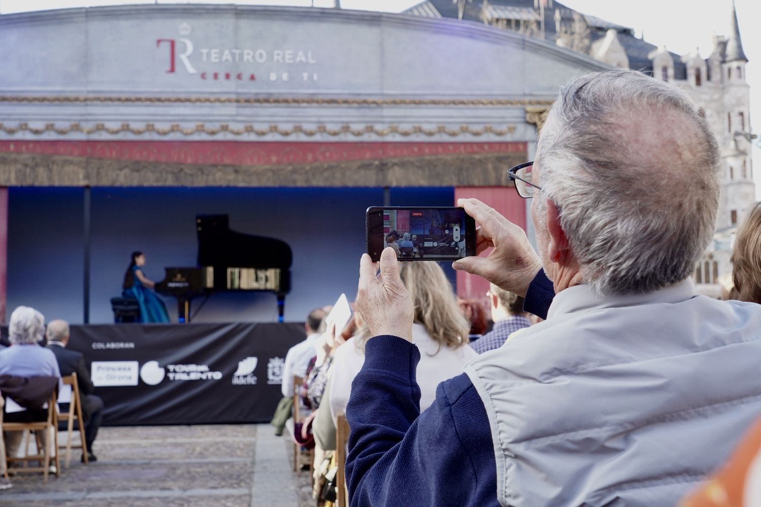 ‘La Carroza del Teatro Real’ ofrece un concierto lírico con motivo de la parada en León del ‘Tour del talento’ | Campillo / ICAL
