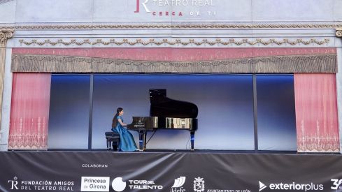 ‘La Carroza del Teatro Real’ ofrece un concierto lírico con motivo de la parada en León del ‘Tour del talento’ | Campillo / ICAL