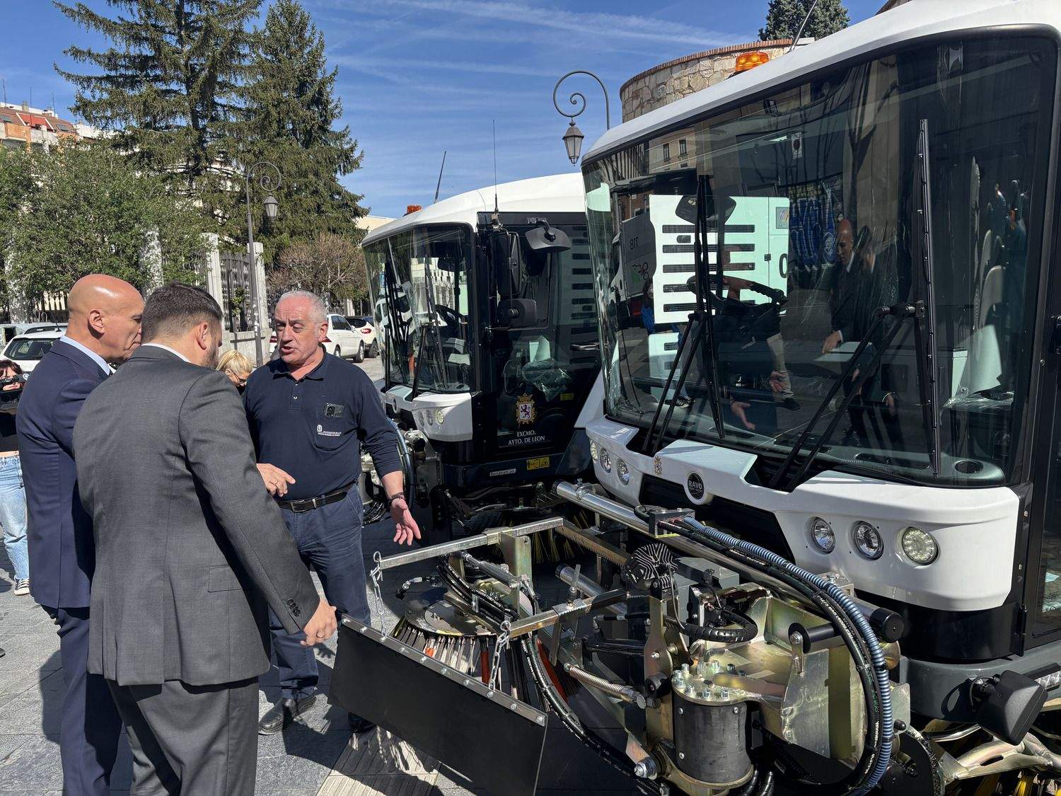 José Antonio Diez, alcalde de León, y Jon Ander Fernández concejal de Modernización en la presentación de los nuevos vehículos para el servicio de limpieza viaria José Antonio Diez, alcalde de León, y Jon Ander Fernández concejal de Modernización en la presentación de los nuevos vehículos para el servicio de limpieza viaria