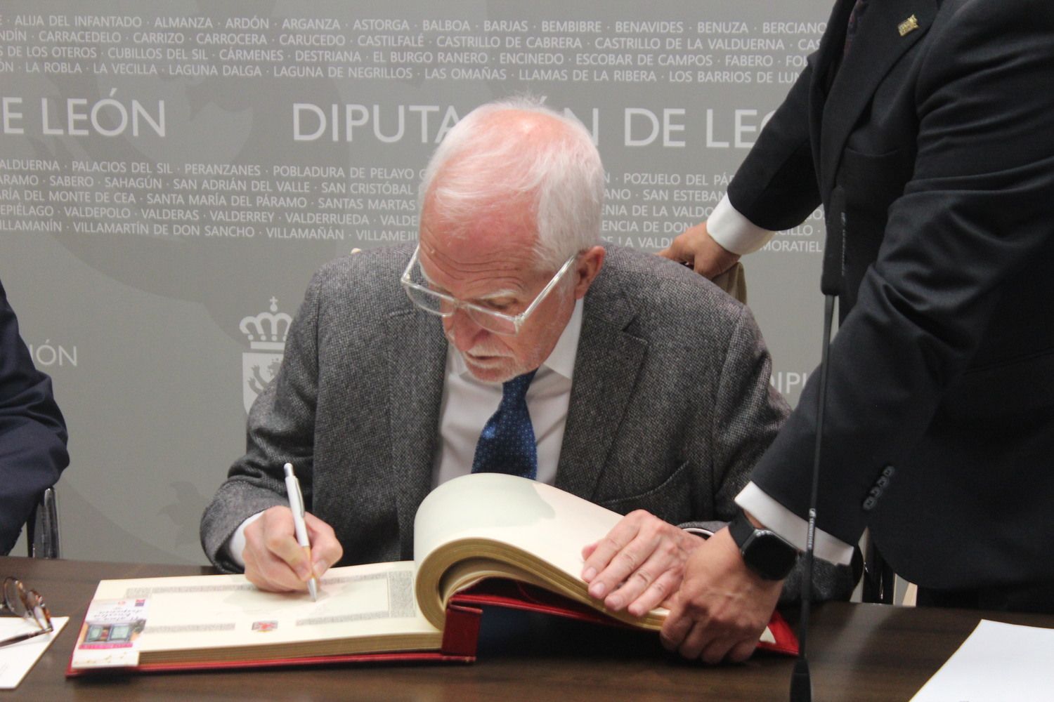 Luis Mateo Diez dejando su 'sello' en el Libro de Honor de la Diputación de León