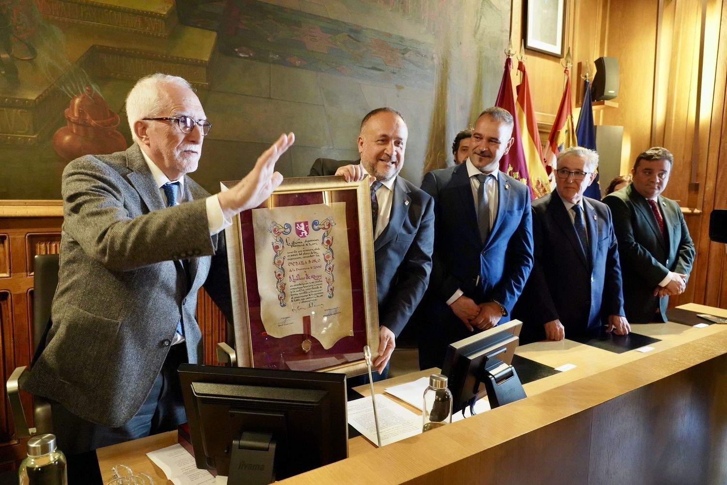 El escritor Luis Mateo Díez recibe la Medalla de Oro de la Provincia de León | Campillo / ICAL