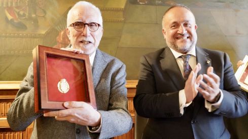 Luis Mateo Diez recibe la Medalla de Oro de la Diputación: "Soy el escritor que soy porque nací en León" | Campillo / ICAL