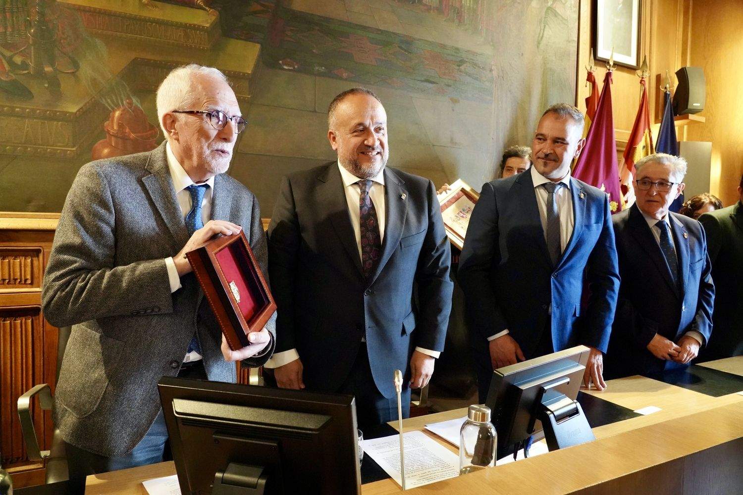 El escritor Luis Mateo Díez recibe la Medalla de Oro de la Provincia de León | Campillo / ICAL