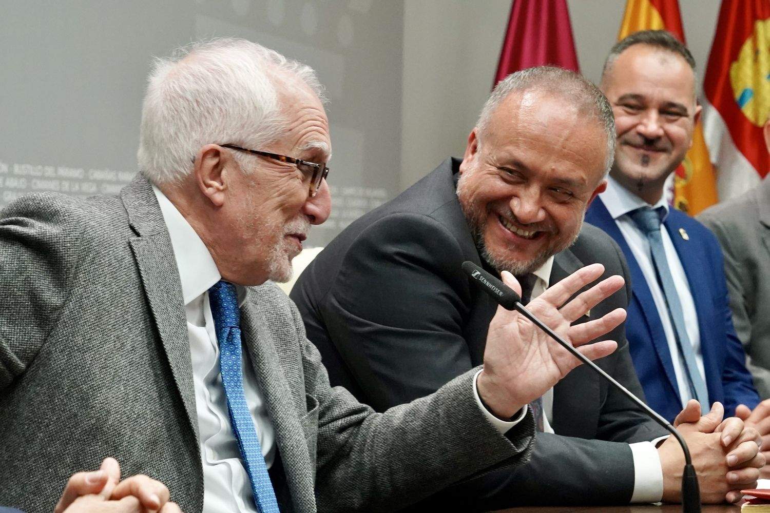 El escritor Luis Mateo Díez recibe la Medalla de Oro de la Provincia de León | Campillo / ICAL