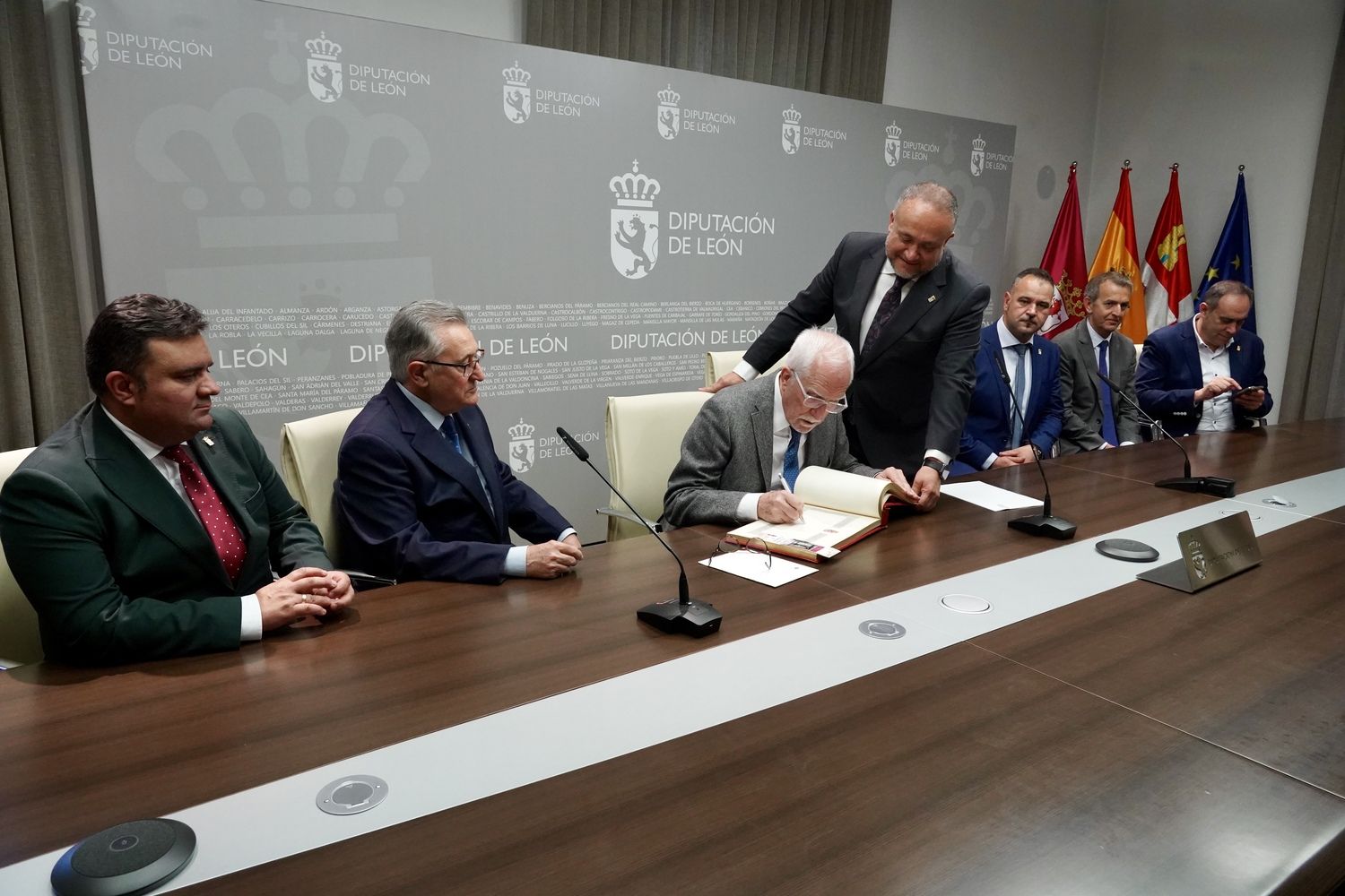 El escritor Luis Mateo Díez recibe la Medalla de Oro de la Provincia de León | Campillo / ICAL