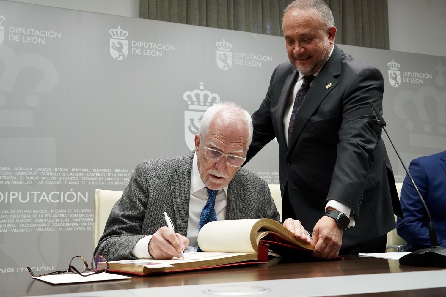 El escritor Luis Mateo Díez recibe la Medalla de Oro de la Provincia de León | Campillo / ICAL