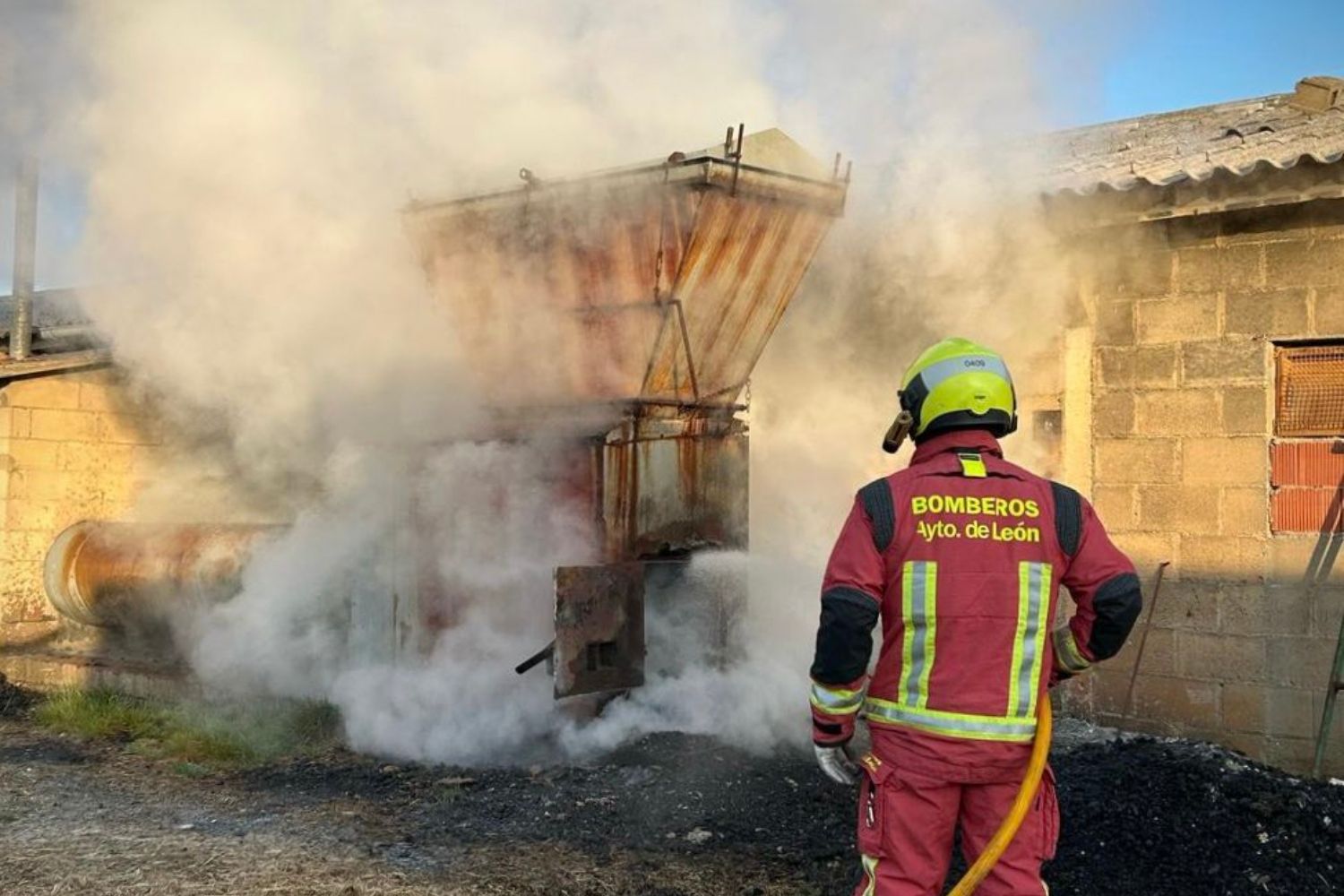 Un incendio en una nave avícola moviliza a los Bomberos de León