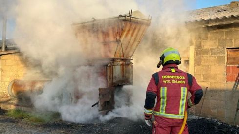 Un incendio en una nave avícola moviliza a los Bomberos de León