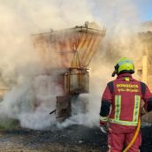 Un incendio en una nave avícola moviliza a los Bomberos de León
