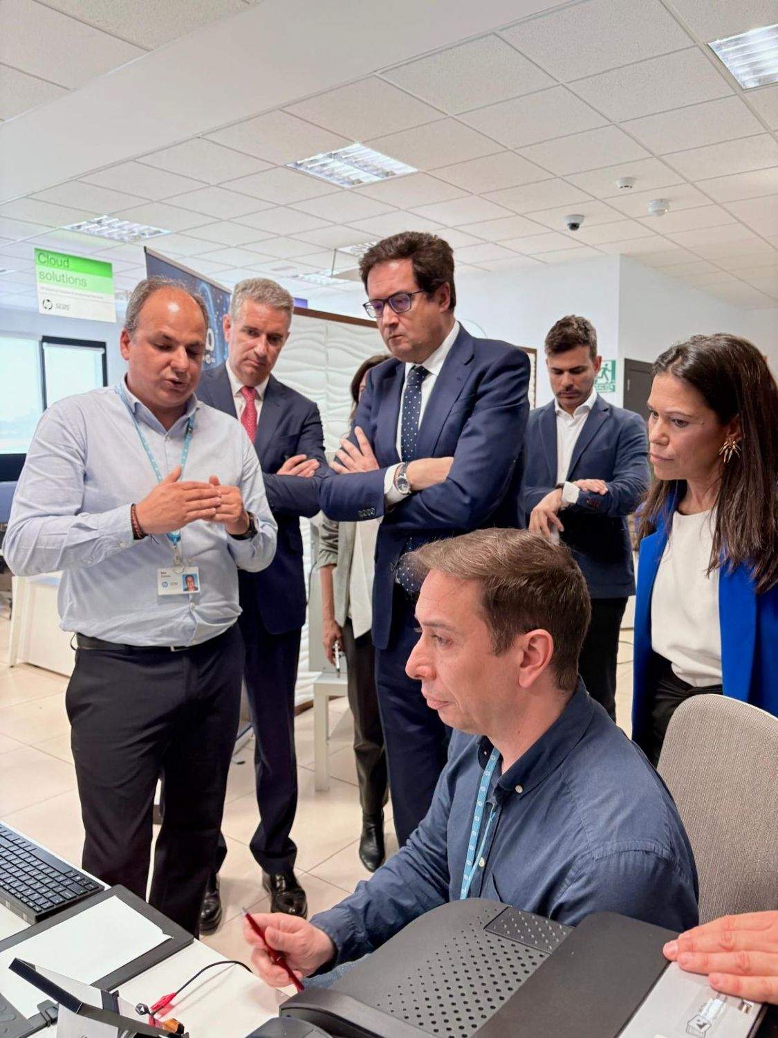 Visita del Ministro de Transformación Digital, Óscar López, al centro de HP en León