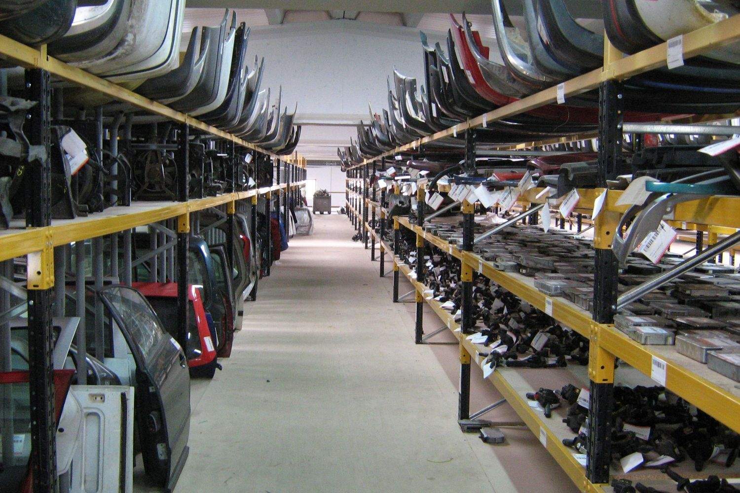 Instalaciones de Abril 2001 Desguaces en el Polígono de Onzonilla 