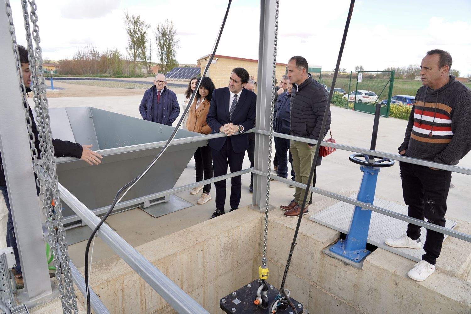 El consejero de Medio Ambiente visita la EDAR de Villaquejida | Campillo / ICAL