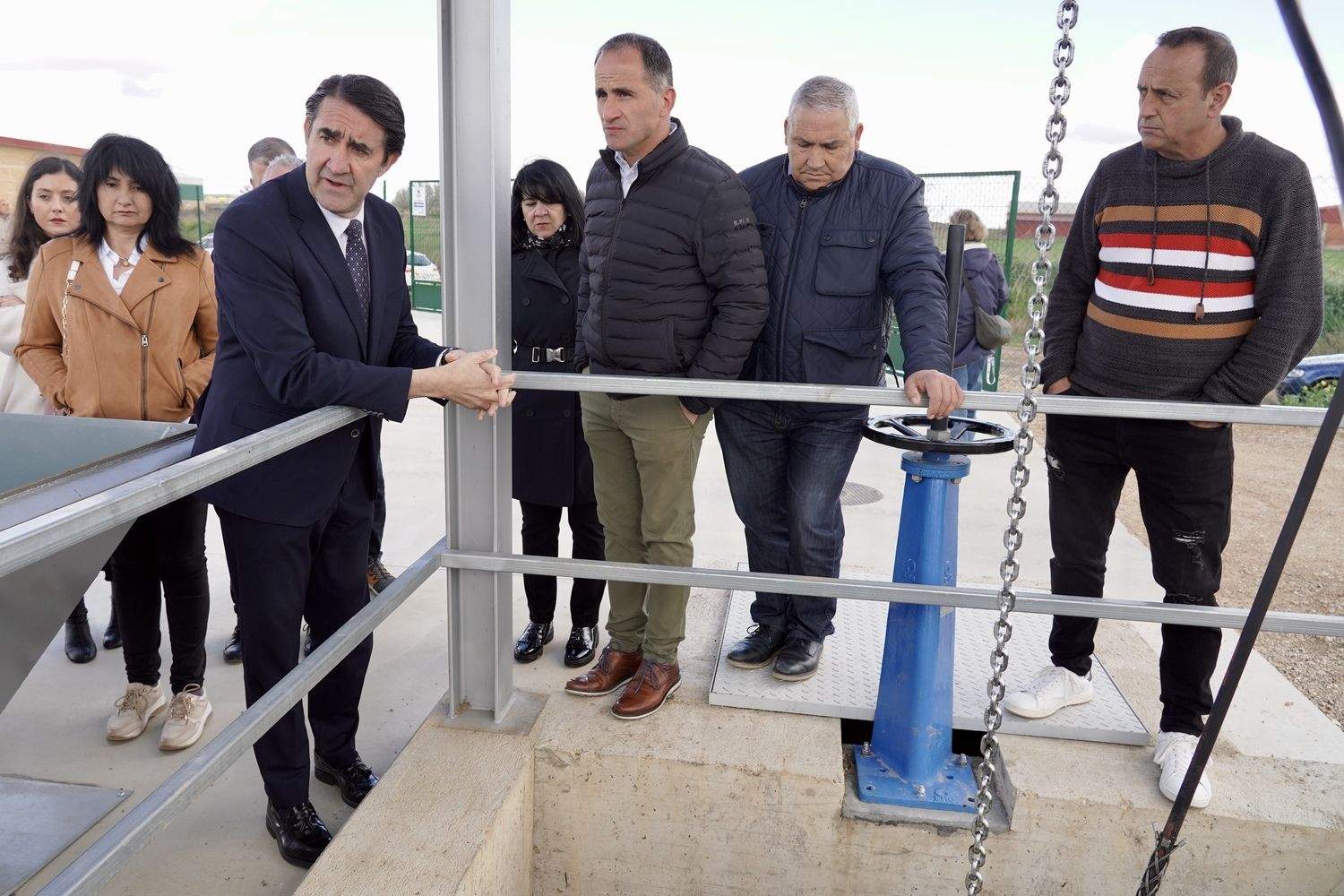 El consejero de Medio Ambiente visita la EDAR de Villaquejida | Campillo / ICAL