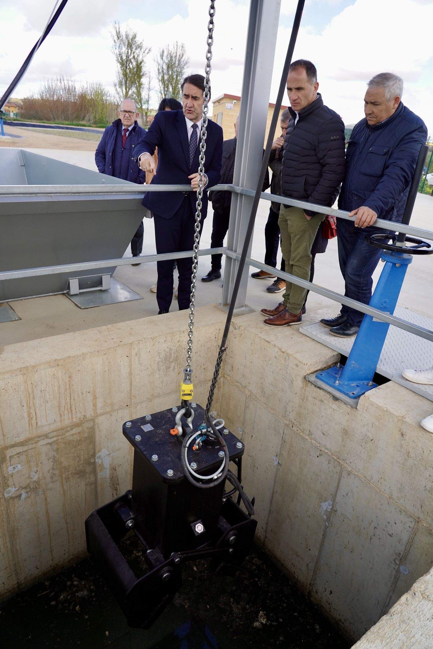 El consejero de Medio Ambiente visita la EDAR de Villaquejida | Campillo / ICAL
