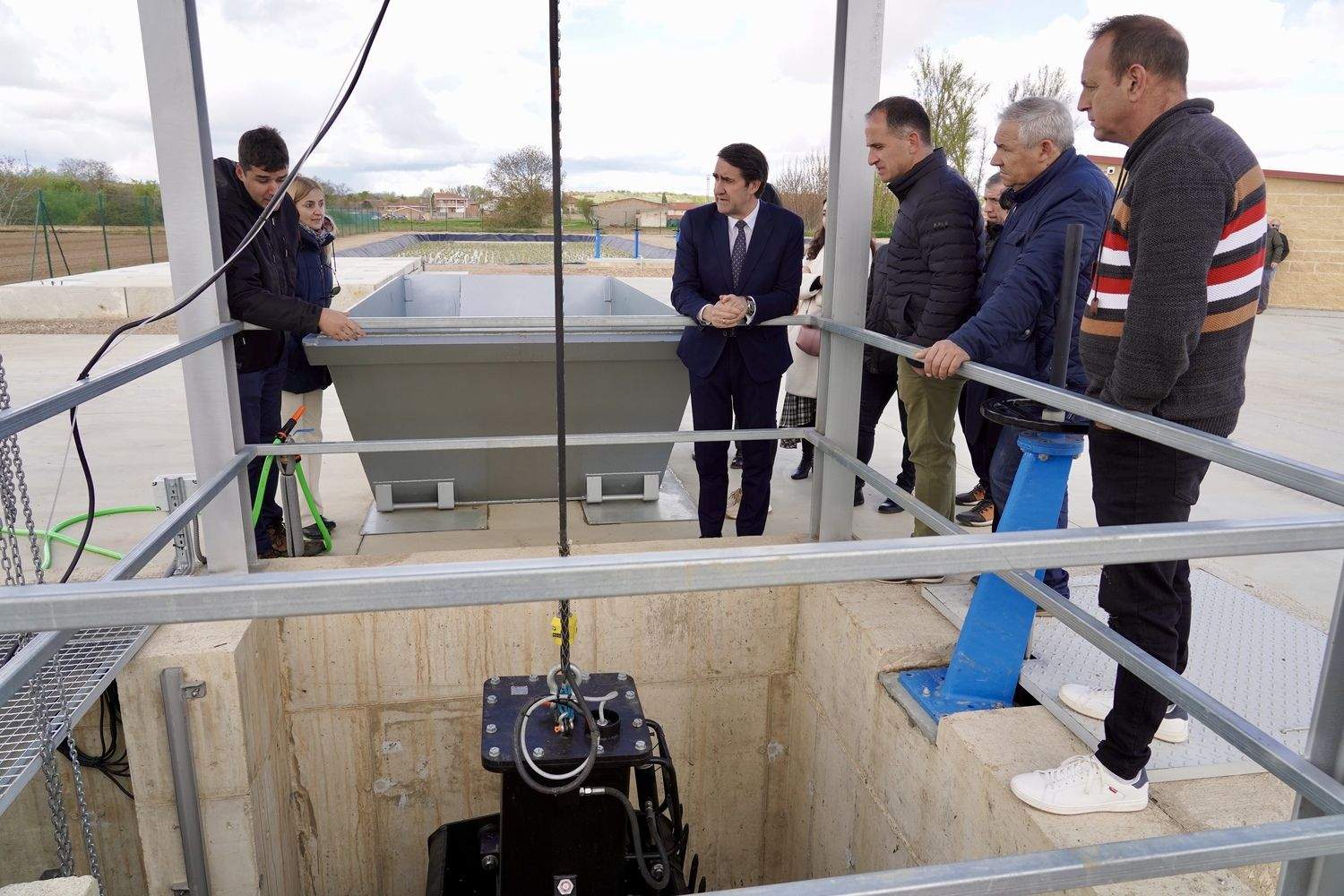 El consejero de Medio Ambiente visita la EDAR de Villaquejida | Campillo / ICAL