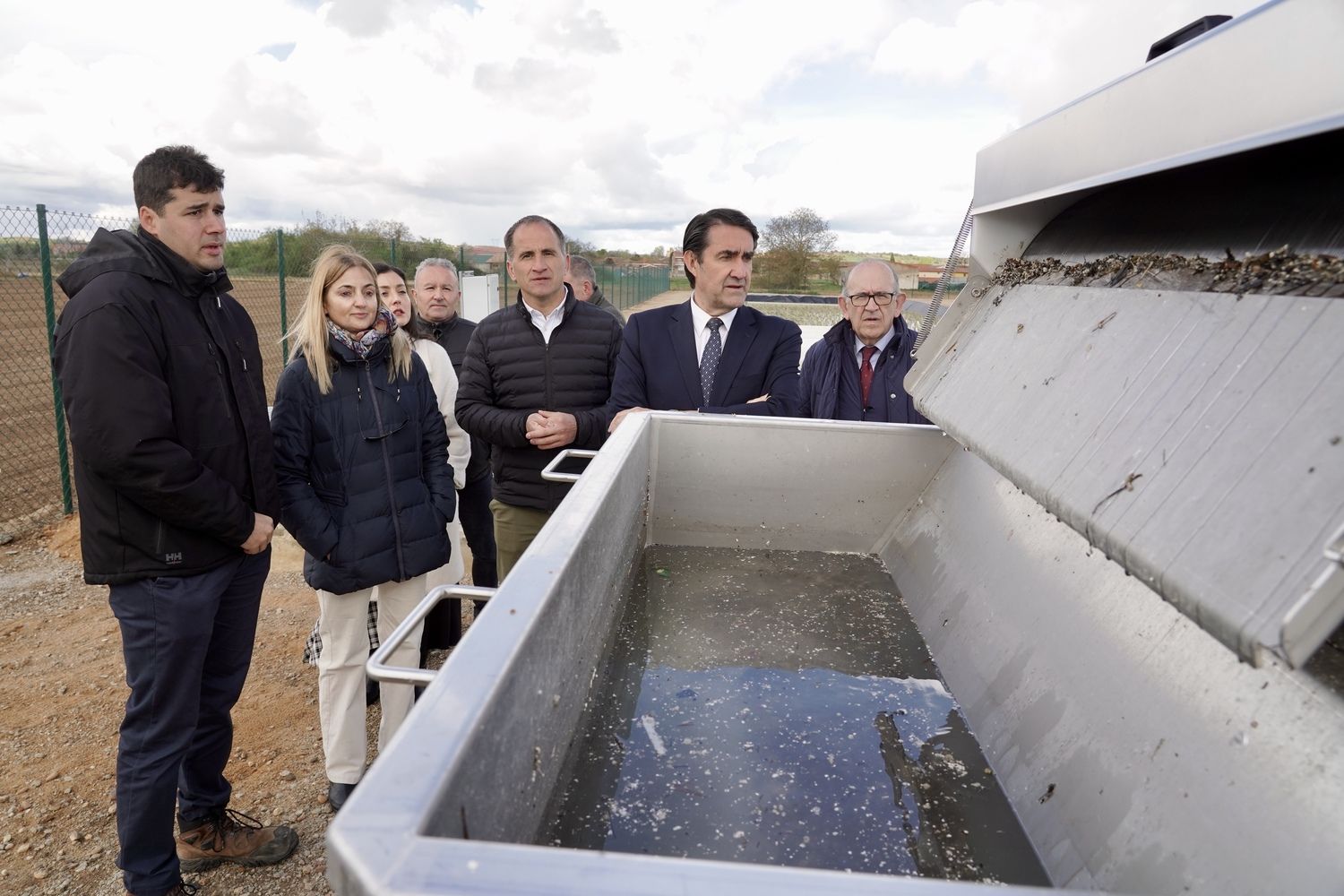 El consejero de Medio Ambiente visita la EDAR de Villaquejida | Campillo / ICAL