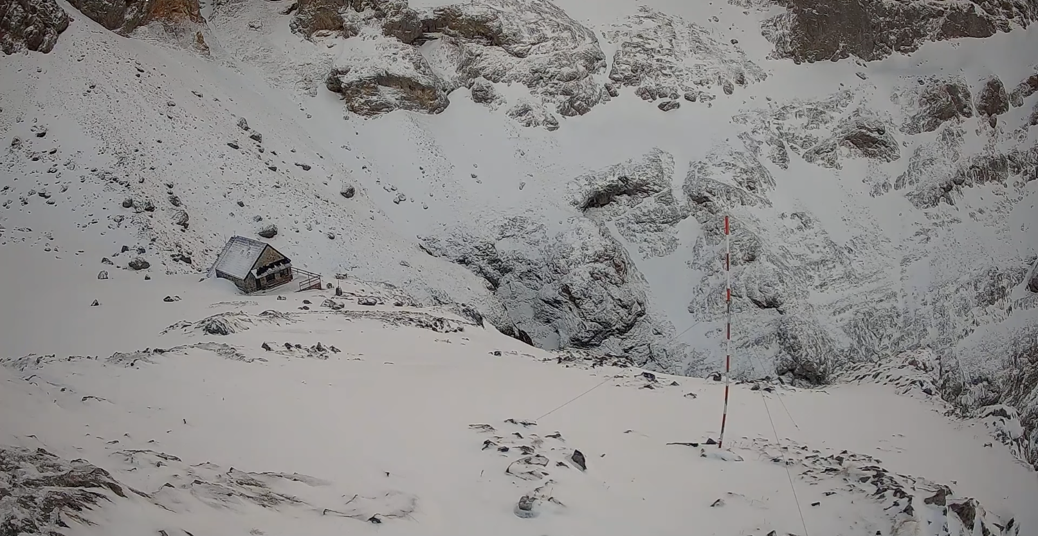 Nieve en el refugio Collado Jermoso en los Picos de Europa en la provicia León
