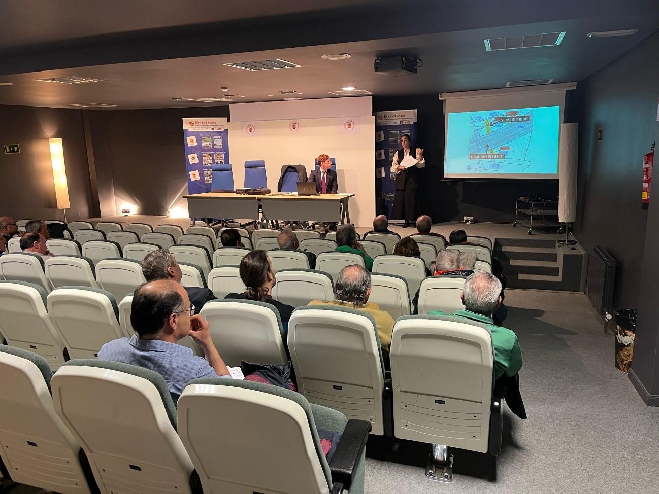 Una de las reuniones informativas de El Defensor de tu Vivienda