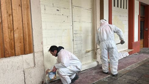 El Ayuntamiento de León limpia 1.500 metros cuadrados de pintadas