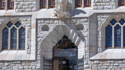 El Museo Casa Botines Gaudí de León celebra el día de San Jorge con una lectura colectiva de ‘Leyenda Dorada’