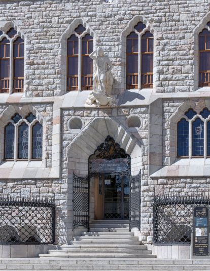 El Museo Casa Botines Gaudí de León celebra el día de San Jorge con una lectura colectiva de ‘Leyenda Dorada’