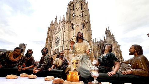 La Sagrada Cena despide la tarde del Jueves Santo ante un León abarrotado de devotos | Campillo / ICAL La Sagrada Cena despide la tarde del Jueves Santo ante un León abarrotado de devotos | Campillo / ICAL