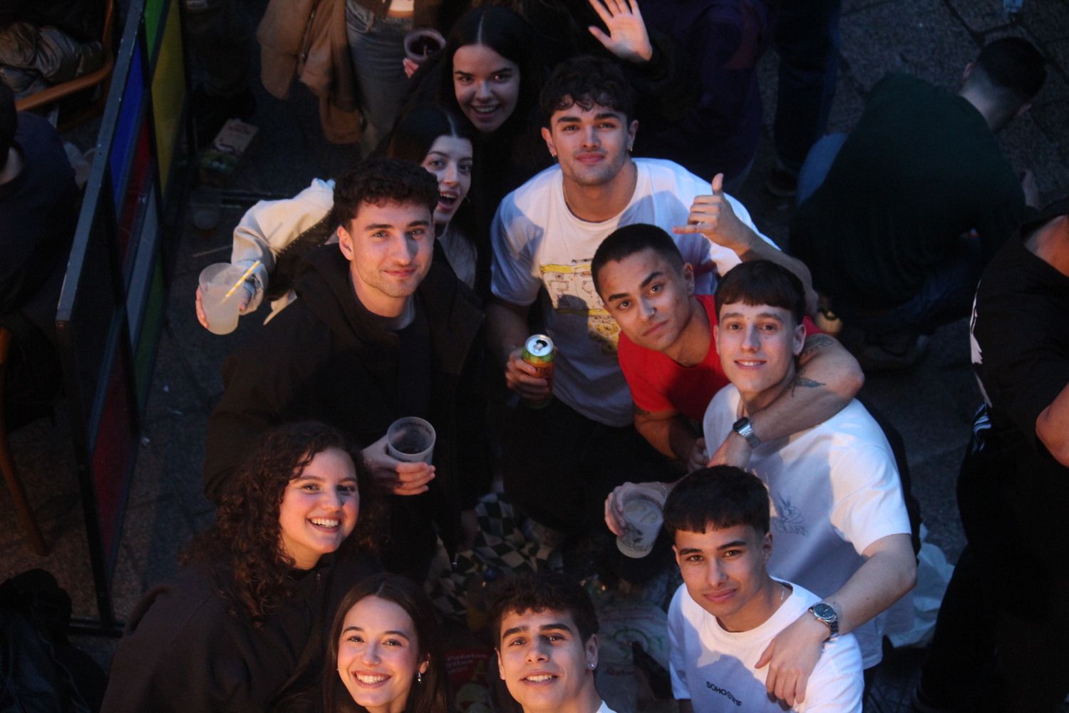 Jovenes congregados en la Plaza San Martín durante la tarde-noche de Jueves Santo por el Entierro de Genarin | José Martín