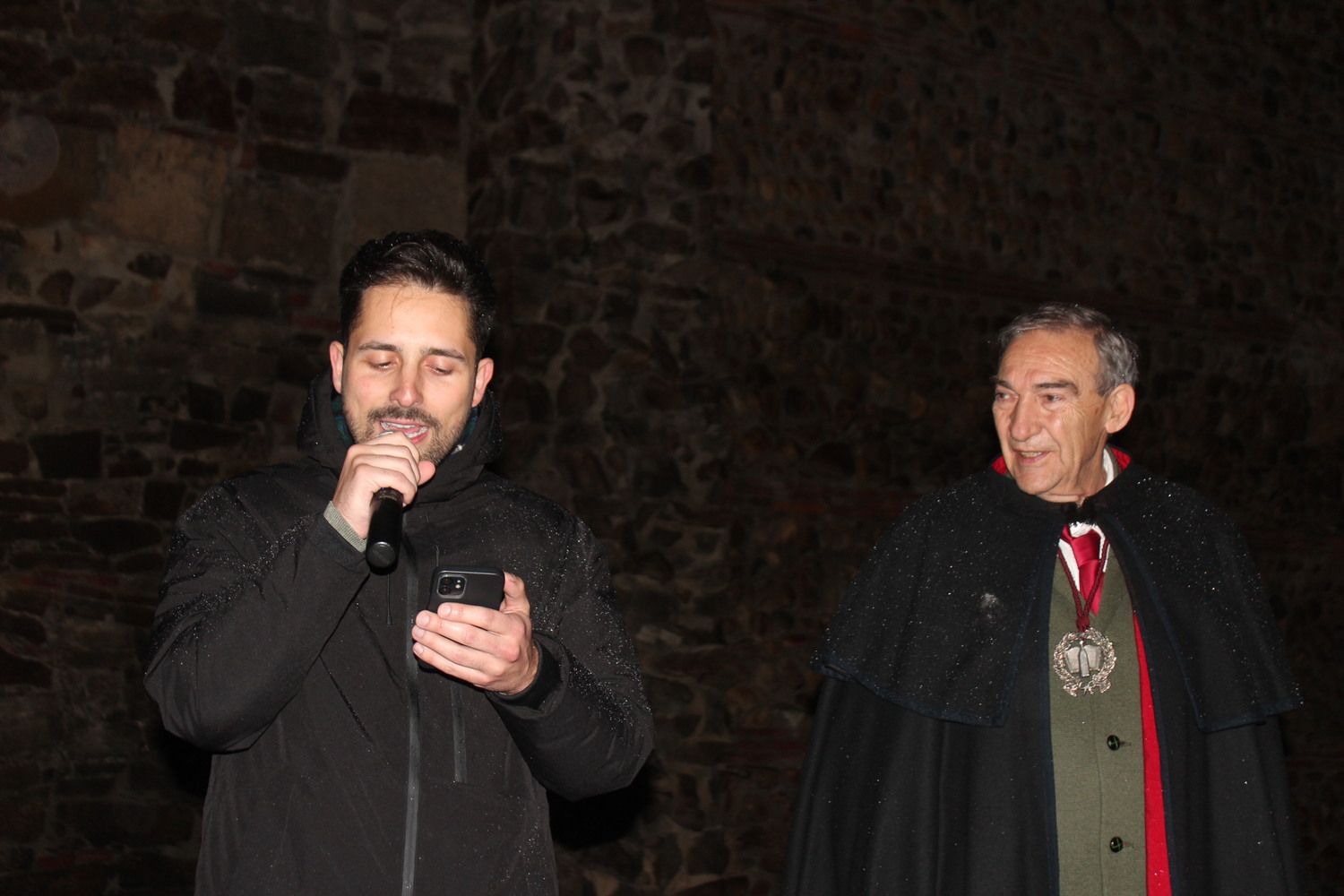 El ganador del XII Certamen Genariado de Versos Burlescos recitando su poema en la calle Carreras de León| José Martín