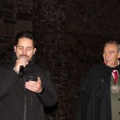 El ganador del XII Certamen Genariado de Versos Burlescos recitando su poema en la calle Carreras de León  | José Martín