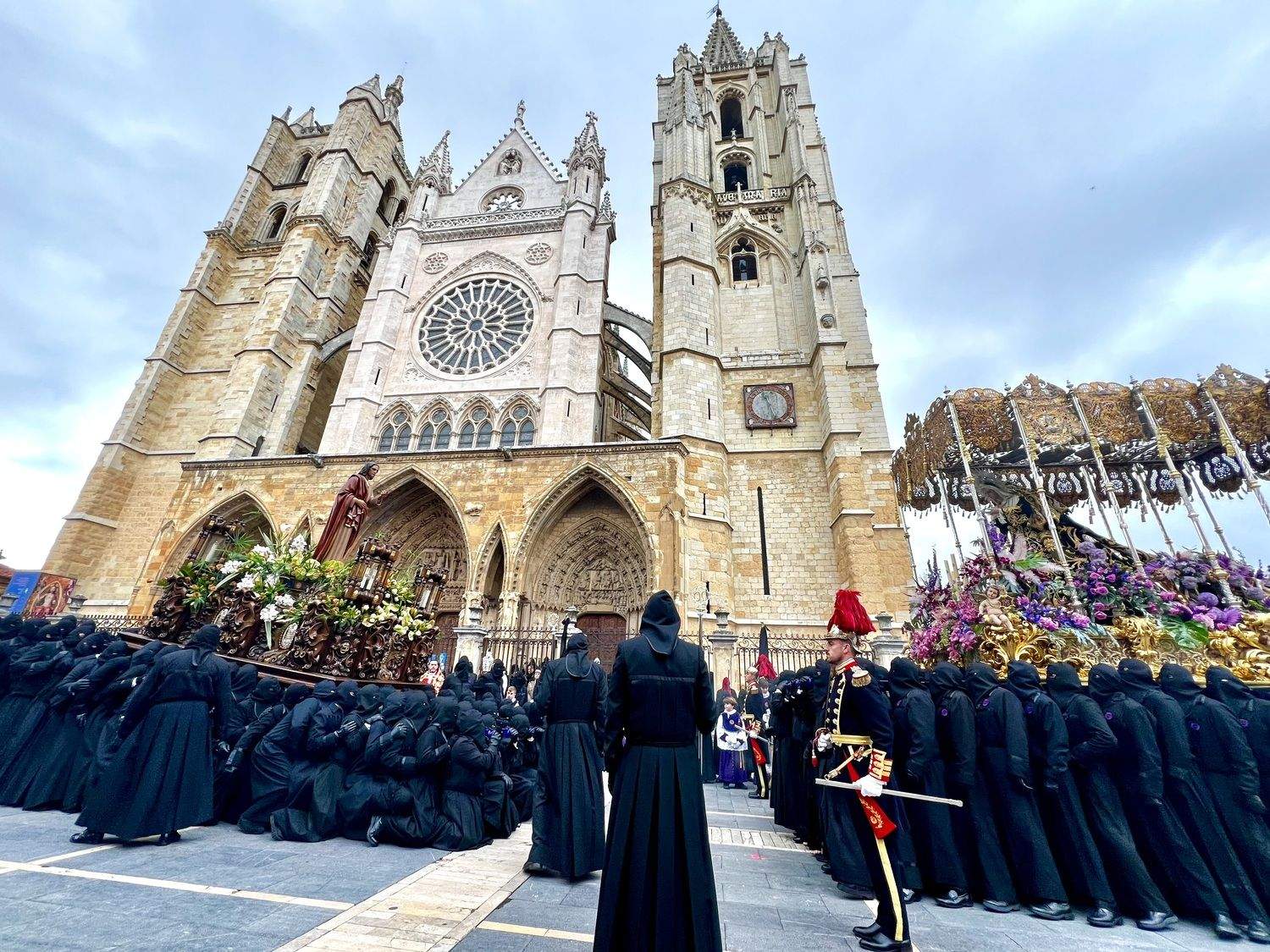 Acto de 'El Encuentro' a los pies de la Catedral de León | Campillo / ICAL