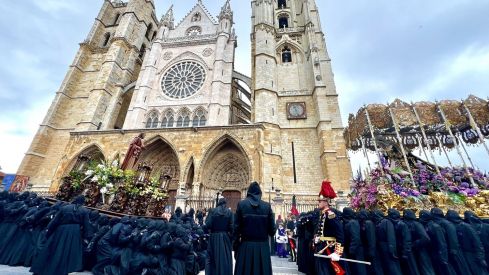 Acto de 'El Encuentro' a los pies de la Catedral de León | Campillo / ICAL Acto de 'El Encuentro' a los pies de la Catedral de León | Campillo / ICAL