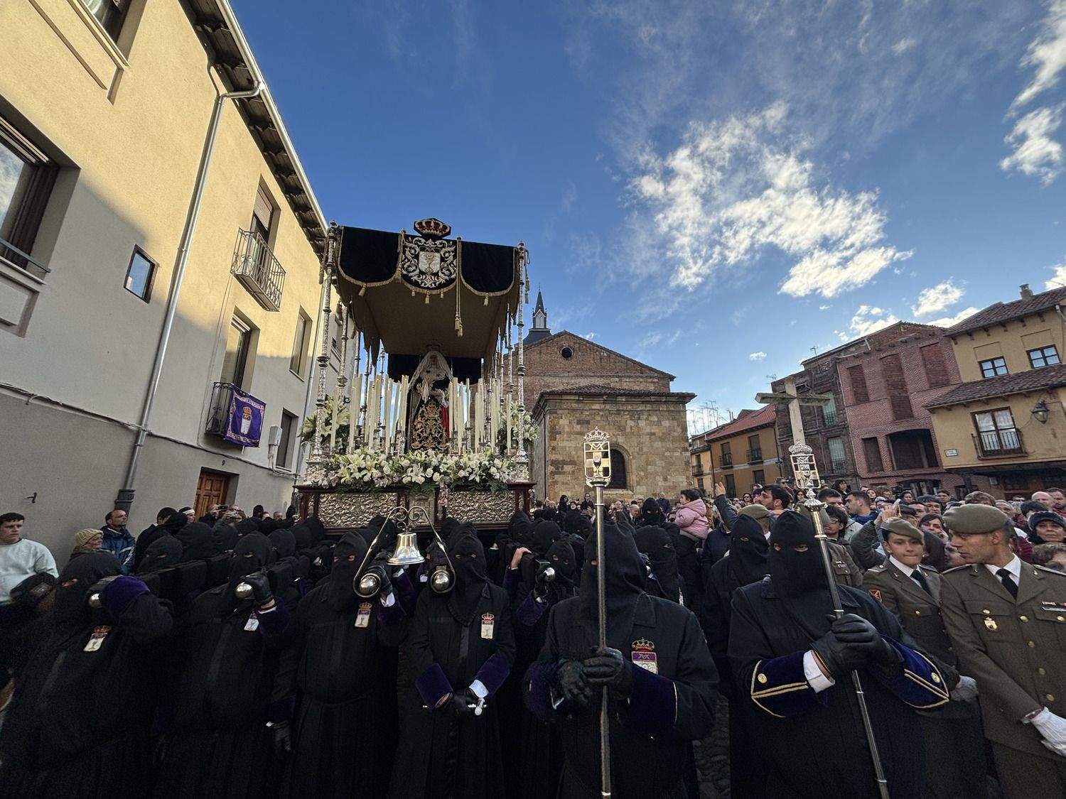 La Procesión del Santo Entierro de León evita la lluvia con un recorrido reducido | José Martín La Procesión del Santo Entierro de León evita la lluvia con un recorrido reducido | José Martín
