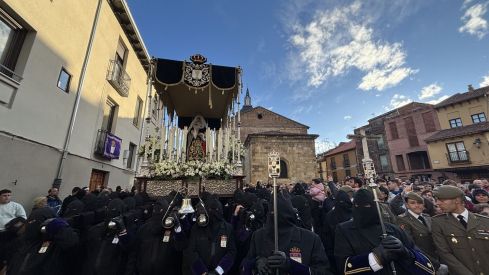 La Procesión del Santo Entierro de León evita la lluvia con un recorrido reducido | José Martín La Procesión del Santo Entierro de León evita la lluvia con un recorrido reducido | José Martín