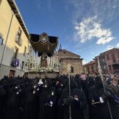 La Procesión del Santo Entierro de León evita la lluvia con un recorrido reducido | José Martín