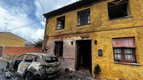 El incendio de un vehículo daña el exterior de una vivienda en Jimenez de Jamuz (León)
