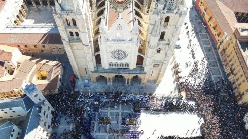 La Procesión de 'El Encuentro' en León a vista ... celestial | Policía Local de León La Procesión de 'El Encuentro' en León a vista ... celestial | Policía Local de León