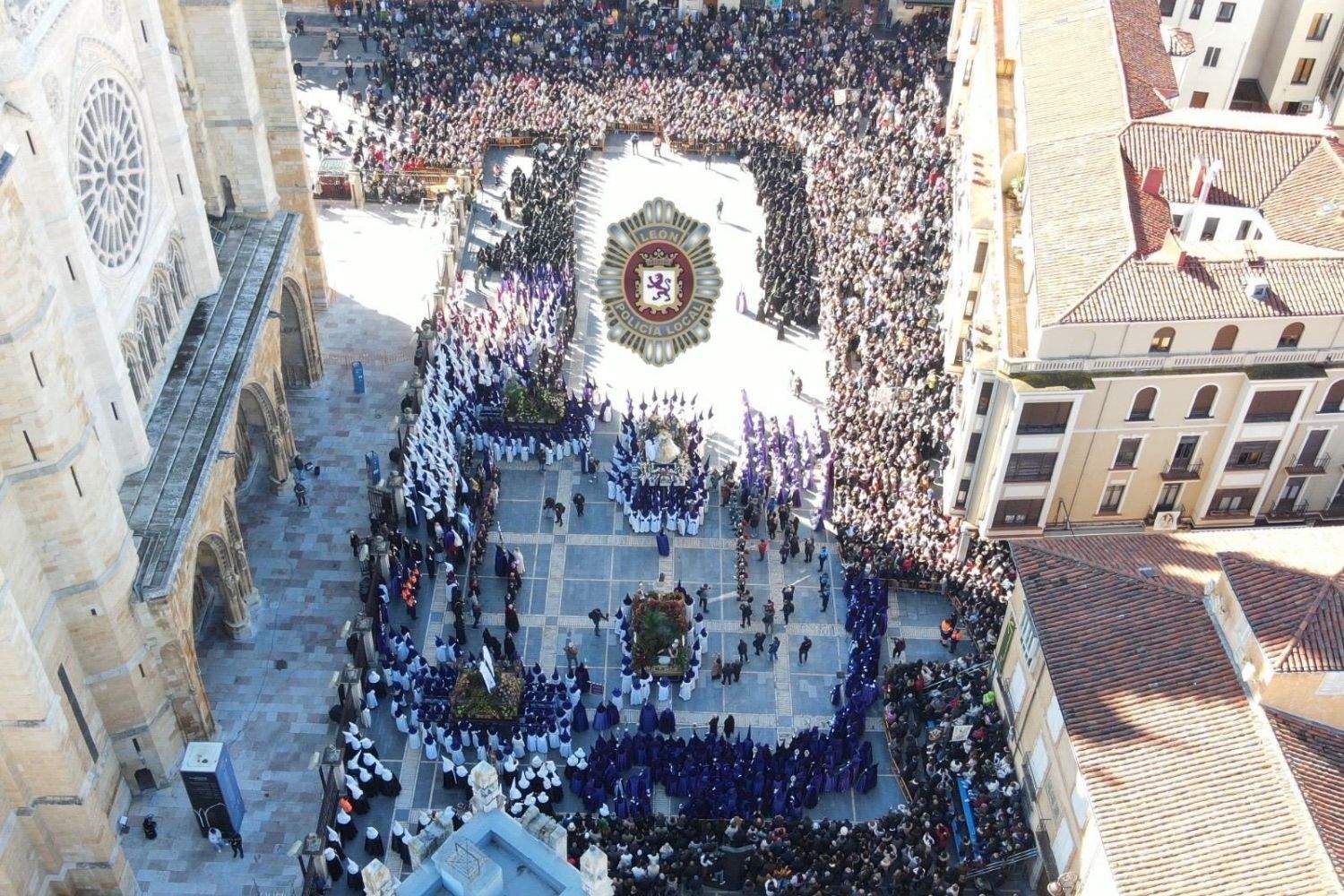 Vista aérea del acto central de la procesión de El Encuentro en León