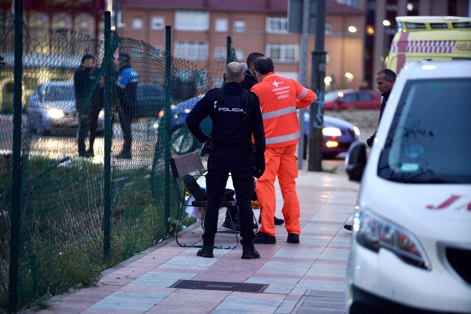 Efectivos sanitarios en el lugar de los hechos | Campillo / ICAL Efectivos sanitarios en el lugar de los hechos | Campillo / ICAL