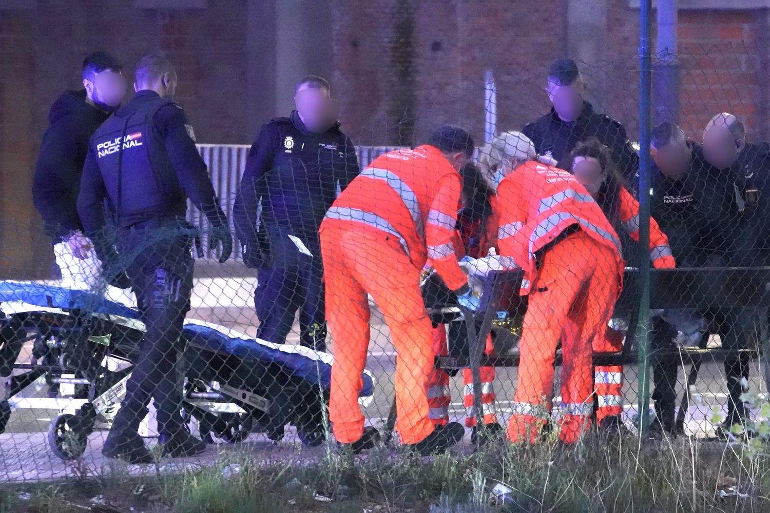 Efectivos sanitarios en el lugar de los hechos | Campillo / ICAL Efectivos sanitarios en el lugar de los hechos | Campillo / ICAL