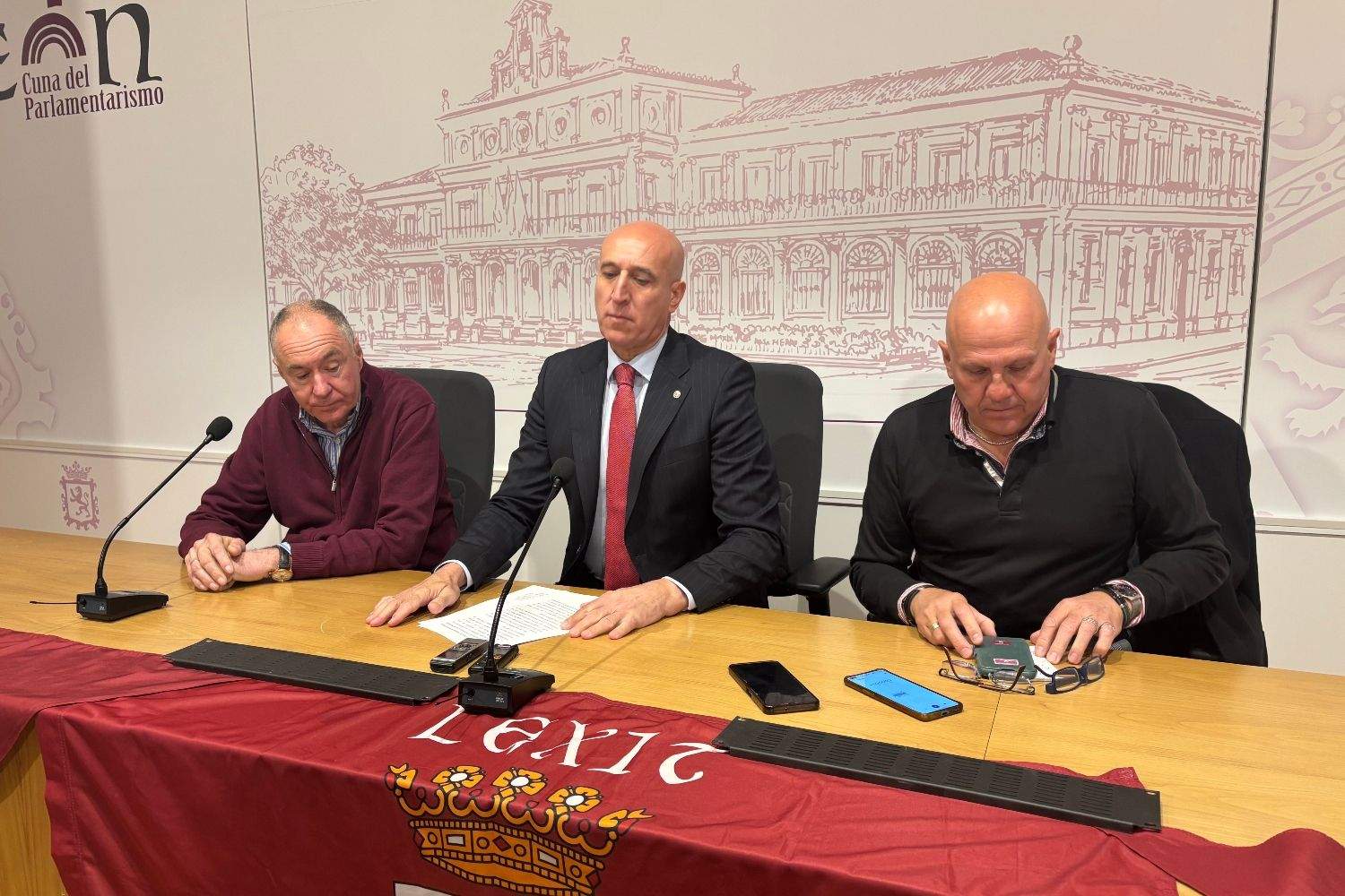Eduardo López Sendino, José Antonio Diez y Carlos Cerra en la presentación del IV Caminu la Llibertá