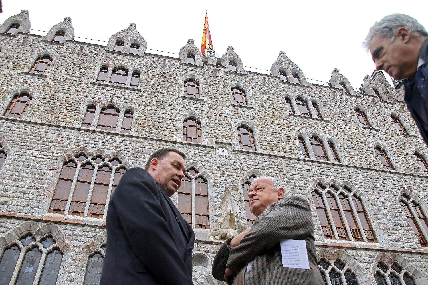 José María Viejo, director general de FUNDOS, y Gonzalo Santonja, consejero de Cultura, Turismo y Deporte de la Junta a los pies de la Casa Botines de Gaudí en León | Peio García / ICAL