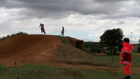 Más de medio centenar de pilotos disfrutan del motocross en La Bañeza