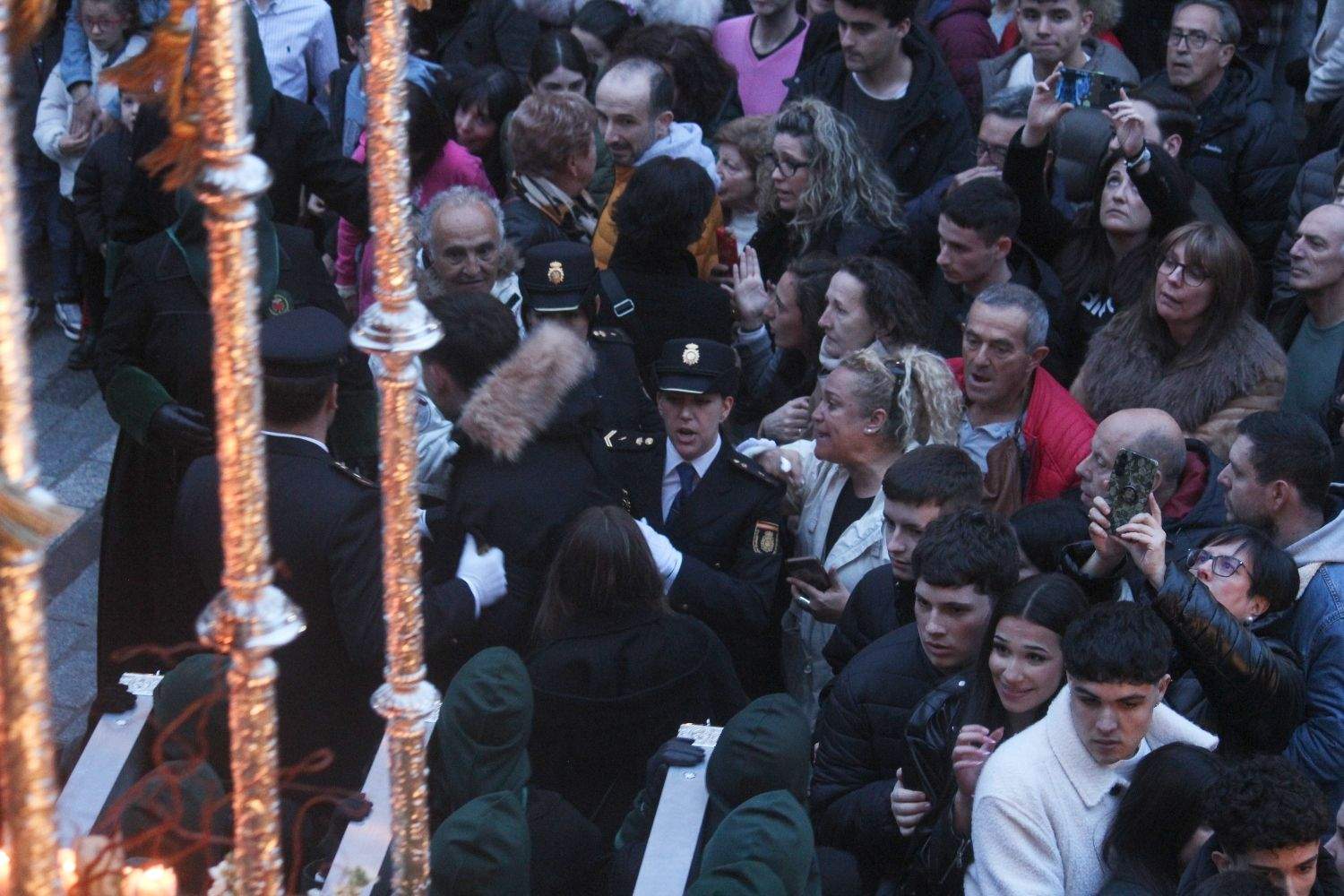 Intervención de la escolta del paso María Santísima del Dulce Nombre y San Juan Evangelista por la discusión entre el público y personas que querían cruzar la procesión