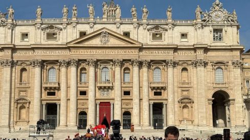 Los leoneses desplazados a Roma aguardan su turno para visitar la capilla ardiente del Papa Francisco