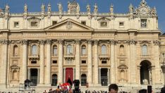 Los leoneses desplazados a Roma aguardan su turno para visitar la capilla ardiente del Papa Francisco