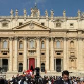 Los leoneses desplazados a Roma aguardan su turno para visitar la capilla ardiente del Papa Francisco