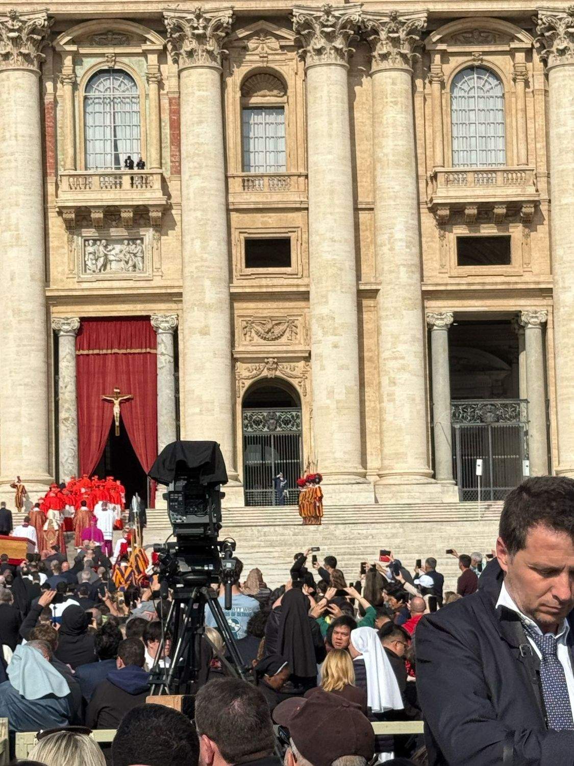 Los peregrinos leoneses desplazados a Roma aguardan su turno para visitar la capilla ardiente del papa Francisco