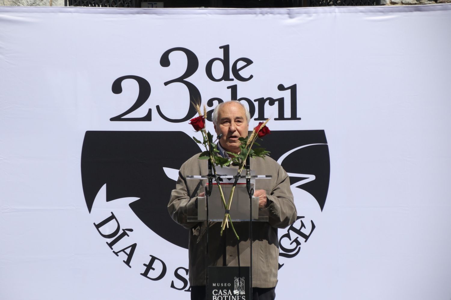 La Casa Botines de León celebra el día de san Jorge con el pregón de José Luis Puerto | Peio García / ICAL