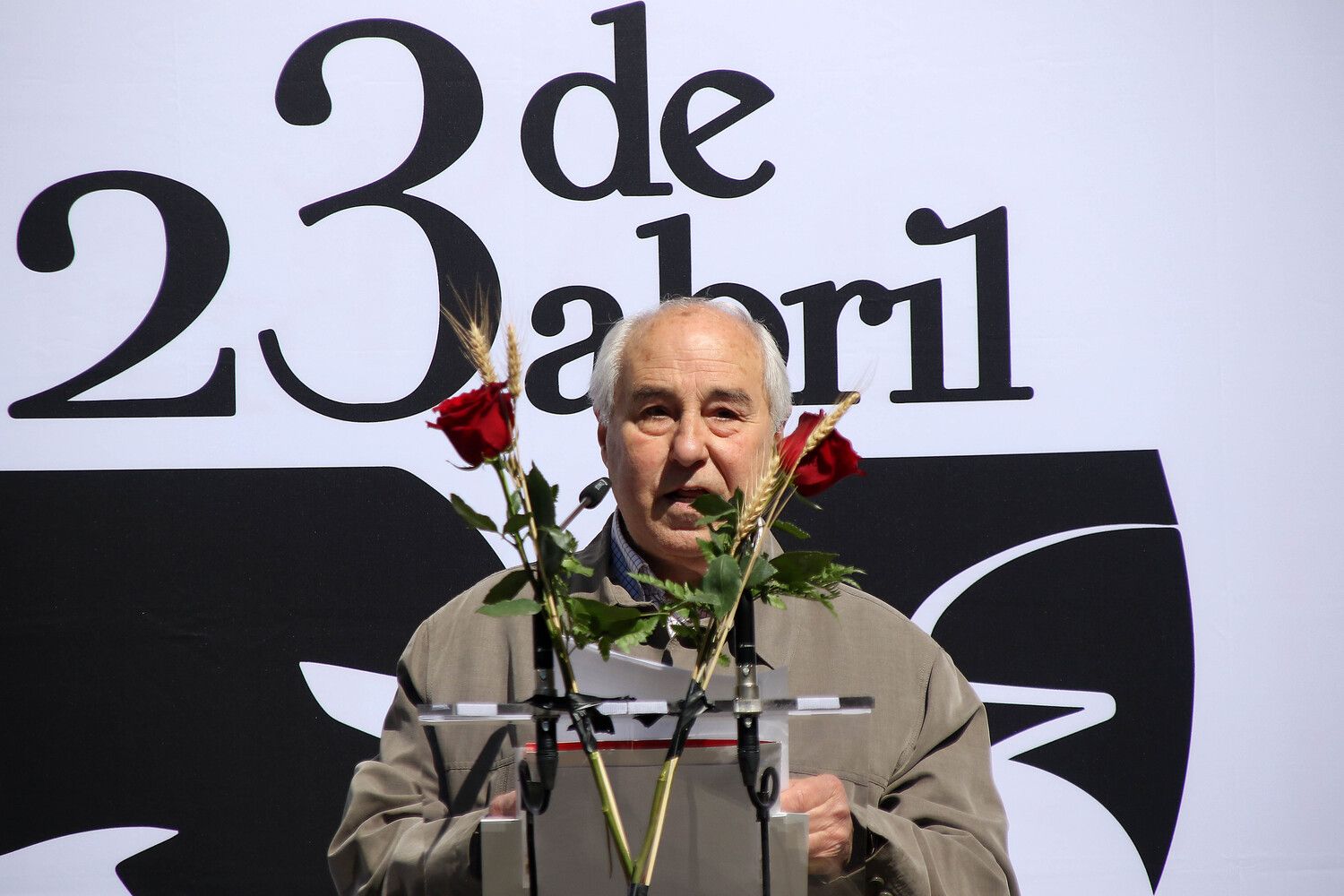 La Casa Botines de León celebra el día de san Jorge con el pregón de José Luis Puerto | Peio García / ICAL